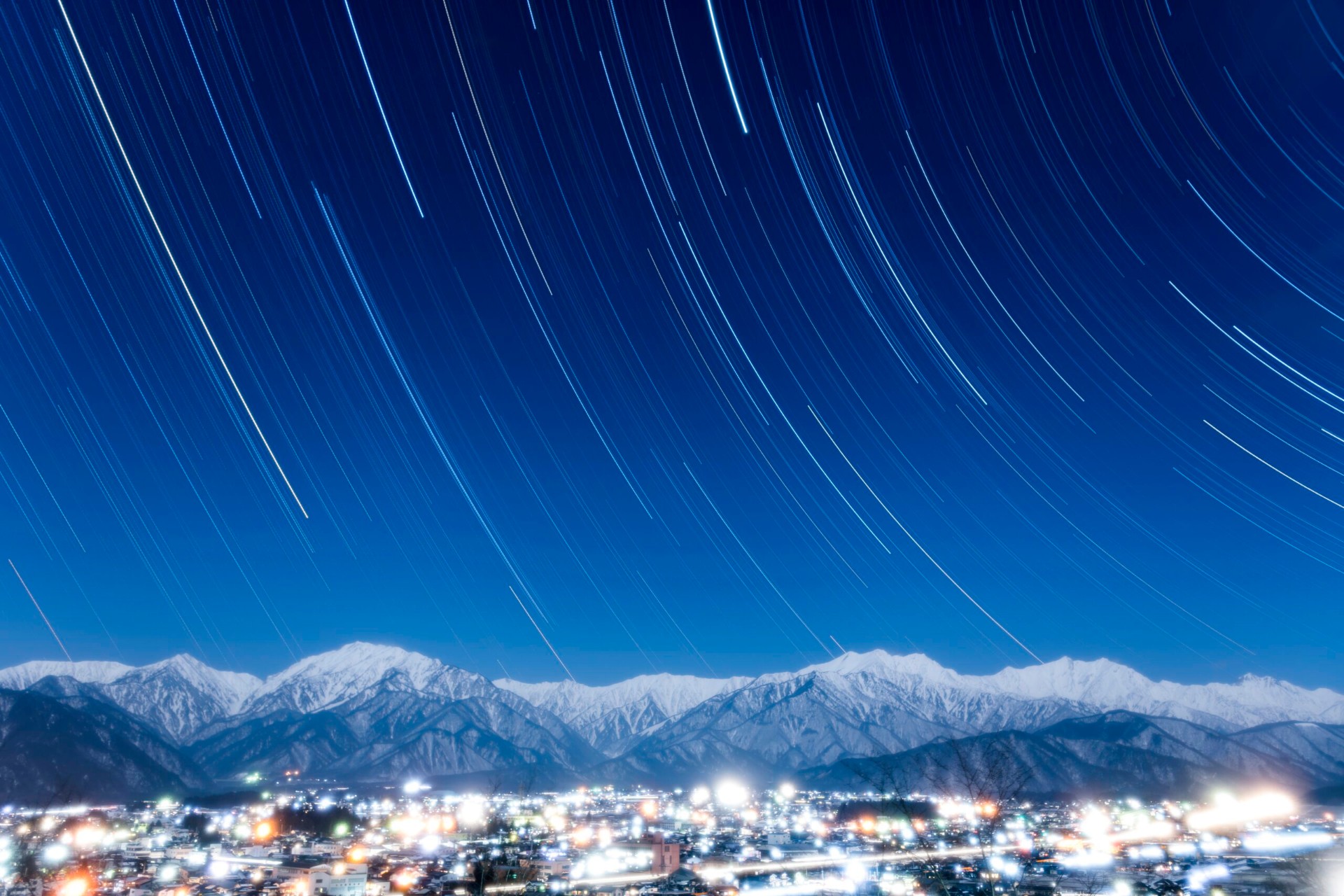 夜の北アルプス、満天の星空