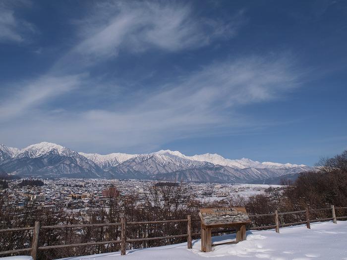 冬の北アルプス、雪化粧した峰々